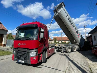 Aktuální vozový park – vykládka 10 tun písku ve Velkých Němčicích před RD | Kontejnery – Hustopeče – Pohořelice – kontejnerová přeprava